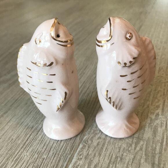 Unbranded Other - Salt and Pepper Shaker Set Fish Pink with Gold Trim Vintage Made in England Rare